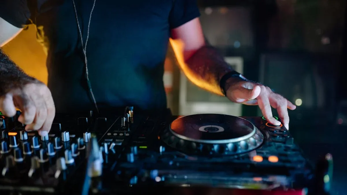 How to craft a Successful Electronic Music DJ Sets 