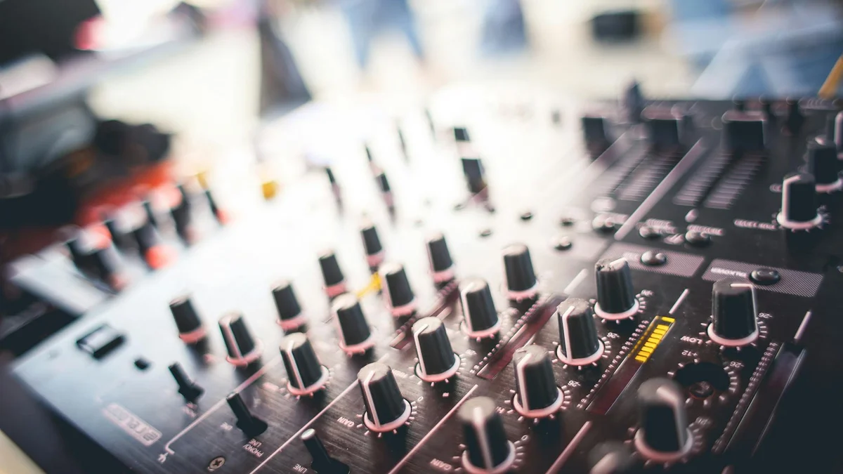 Illustrative image for "Integrating Live Elements into Your Electronic Music: A Complete Guide"